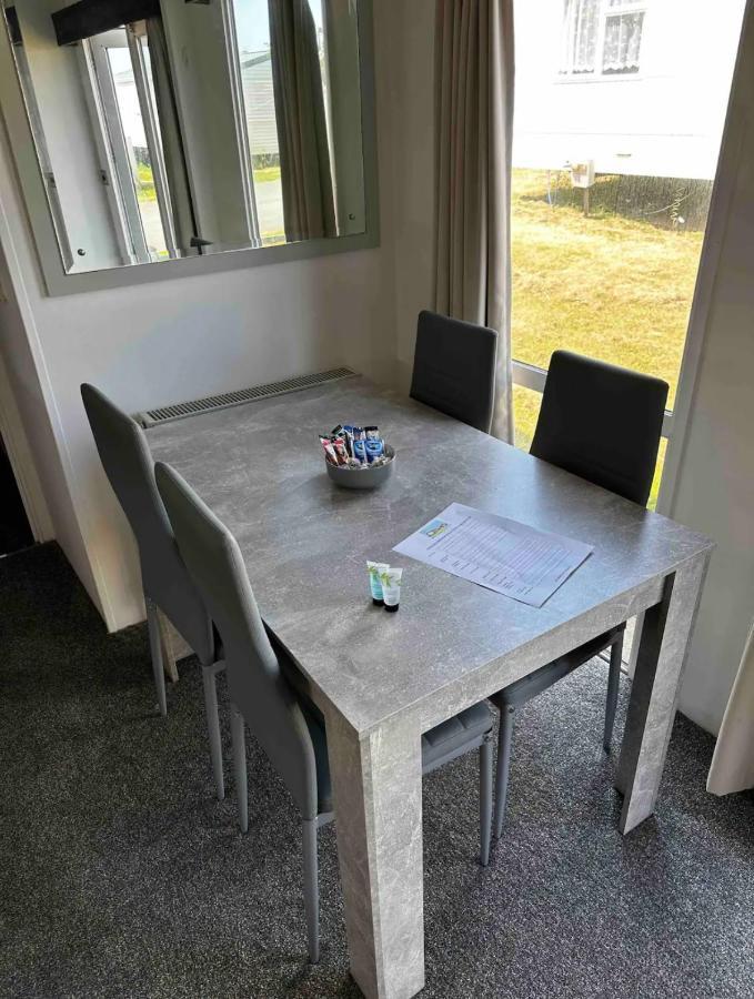2 Bedroom Caravan With Sea Views Eastchurch Eksteriør billede