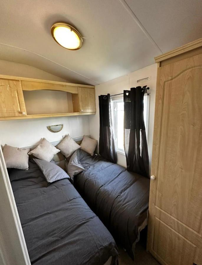 2 Bedroom Caravan With Sea Views Eastchurch Eksteriør billede